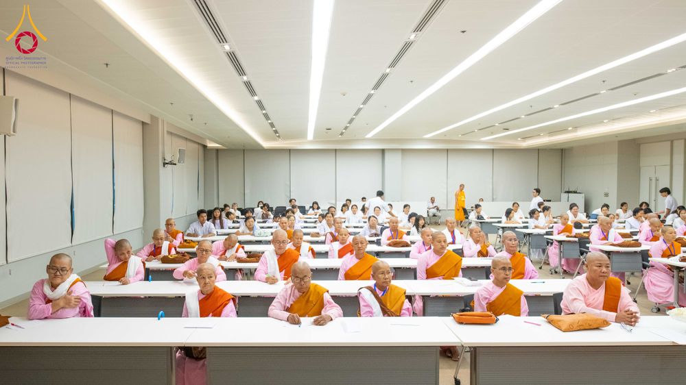 ภาพ No.325336:วันที่ 24 เมษายน พ.ศ.2569  หลวงพ่อทัตตชีโว รองเจ้าอาวาสวัดพระธรรมกาย ถวายการต้อนรับและปฏิสันถารคณะแม่ชีชาวเมียนมา