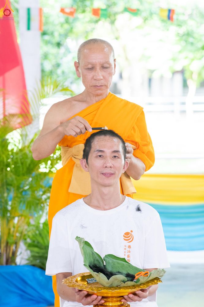 ภาพ No.338322:วันอาทิตย์ที่ 5 กรกฎาคม พศ.2569 พิธีตัดปอยผมธรรมทายาทนานาชาติ IDOP รุ่นที่ 21 จากประเทศจีน มาเลเซีย สิงคโปร์ และไต้หวัน ณ โถงช้าง วัดพระธรรมกาย