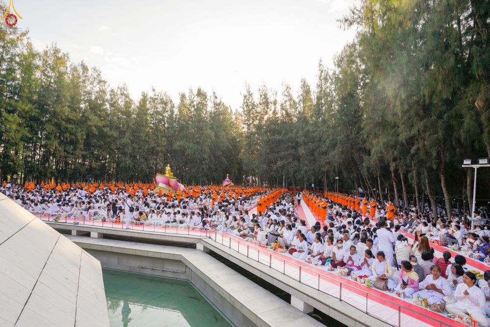 ภาพ No.289356:วันที่ 7 มกราคม พ.ศ. 2569 พิธีตักบาตรพระธรรมยาตรา ณ อนุสรณ์สถานลำดับที่ 1 สถานที่เกิดด้วยรูปกายเนื้อ อนุสรณ์สถานมหาวิหารพระมงคลเทพมุนี (โลตัสแลนด์) อ.สองพี่น้อง จ.สุพรรณบุรี ในโครงการธรรมยาตรา กตัญญูบูชา มหาปูชนียาจารย์ พระมงคลเทพมุนี(สด จนฺทสโร) พระผู้ป