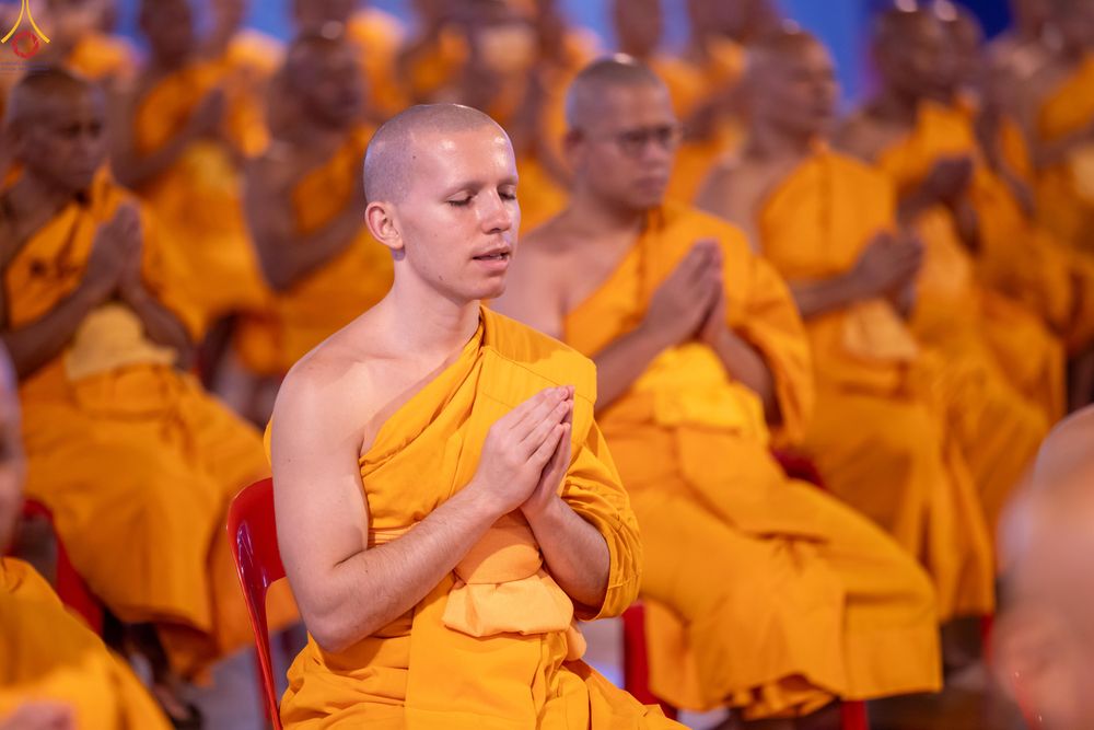 ภาพ No.280349:วันที่ 31 ธันวาคม พ.ศ.2568 -วันที่ 1 มกราคม พ.ศ.2569 พิธีฉลองชัยสวดมนต์บทธัมมจักกับปปวัตนสูตร ครบ 8,000,000,000 จบ , พิธีสวดมนต์ข้ามปี ณ วัดพระธรรมกาย