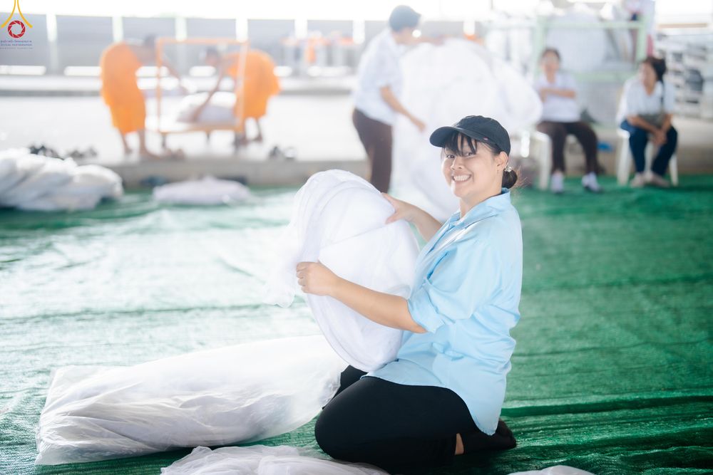 ภาพ No.323016:วันที่ 17-19 เมษายน พ.ศ.2569 การปูผ้ากระสอบขาว , เตรียมจุดฉัน , เตรียมจุดพักค้าง เพื่องานถวายมหาสังฆทาน 40,000 กว่าวัดทั่วประเทศ วันคุ้มครองโลก 22 เมษายน พ.ศ.2569 วัดพระธรรมกาย