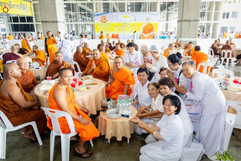 ภาพ No.323756:วันที่ 22 เมษายน พ.ศ.2569(วันคุ้มครองโลก) งานถวายมหาสังฆทาน 40,000 กว่าวัดทั่วประเทศ คณะสงฆ์ฉันภัตตาหารเพล