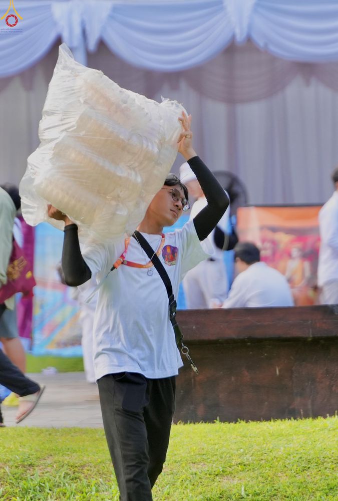 ภาพ No.330114:วันที่ 27-29 พฤษภาคม พ.ศ.2569 MBMI Tangerang (Majelis Agama Buddha Mahanikaya) ได้มีการเตรียมงานเพื่อจัดงานวิสาขบูชานานาชาติ  ชึ่งในงานจะมีการจุดประทีปโคมลาน โคมลอย กว่า 20,000 ดวง  เพื่อน้อมถวายเป็นพุทธบูชา และเพื่อเป็นการกระชับสัมพันธมิตรภาพ