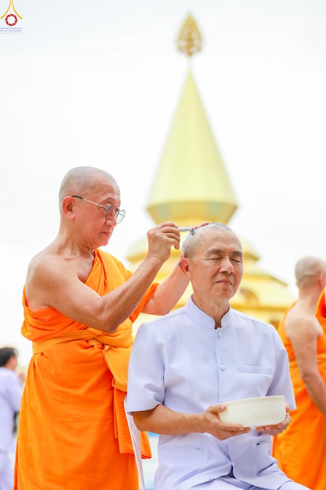 ภาพ No.330555:วันที่ 30 พฤษภาคม พ.ศ.2569 พิธีตัดปอยผมและปลงผม อุบาสกอุปสมบทอุทิศชีวิต 11 ท่าน (ภาพชุดที่ 2) ณ โบสถ์พระไตรปิฎก วัดพระธรรมกาย จังหวัดปทุมธานี