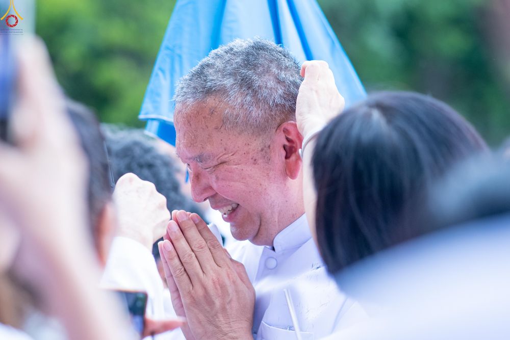 ภาพ No.330204:วันที่ 30 พฤษภาคม พ.ศ.2569 พิธีตัดปอยผมและปลงผม อุบาสกอุปสมบทอุทิศชีวิต 11 ท่าน ณ โบสถ์พระไตรปิฎก วัดพระธรรมกาย จังหวัดปทุมธานี