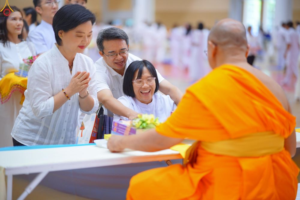 ภาพ No.329093:วันอาทิตย์ที่ 17 พฤษภาคม พ.ศ.2569 พิธีร่วมบุญการศึกษาพระภิกษุสามเณร (หนังสือบาลี นักธรรม ทางก้าวหน้า World-Pec) ณ ห้องแก้วสารพัดนึก 2 วัดพระธรรมกาย