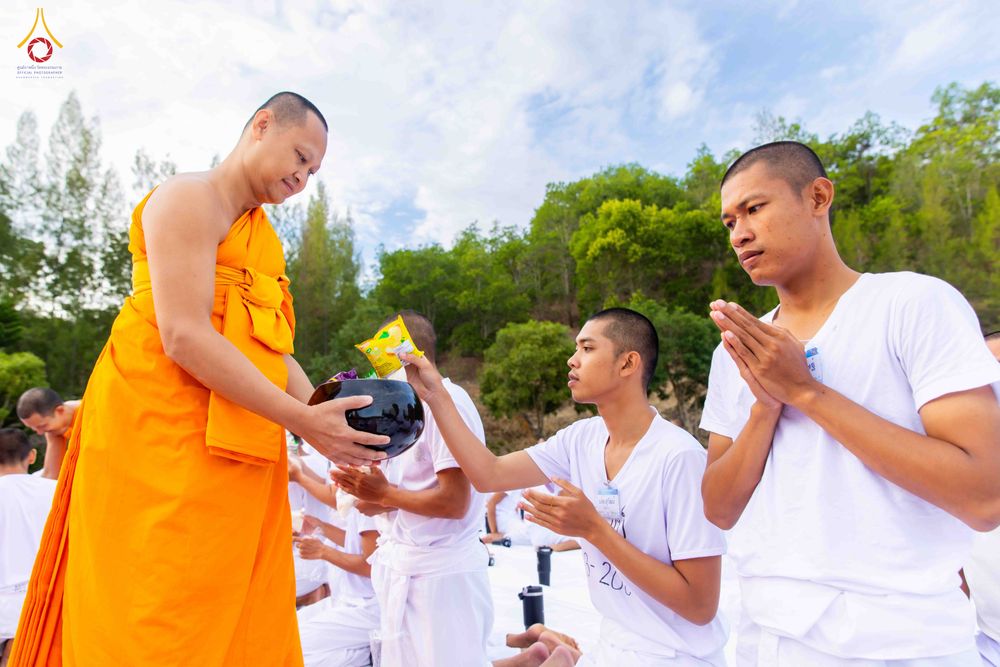 ภาพ No.341034:วันที่ 26 กรกฎาคม พ.ศ. 2569 โครงการพัฒนาคุณธรรม จริยธรรม สำหรับนักเรียนนายสิบตำรวจ (นสต.) รุ่นที่ 17 ศูนย์ฝึกอบรมตำรวจภูธรภาค 1 ได้จัดกิจกรรม ตักบาตรเพื่อน้อมอุทิศถวายเพื่อเป็นพระราชกุศลฯ  และปฏิบัติธรรม ติวธรรมมะ ณ ศูนย์ปฏิบัติธรรมเวิล์ดพีช วัลเล่ย์ (Wo