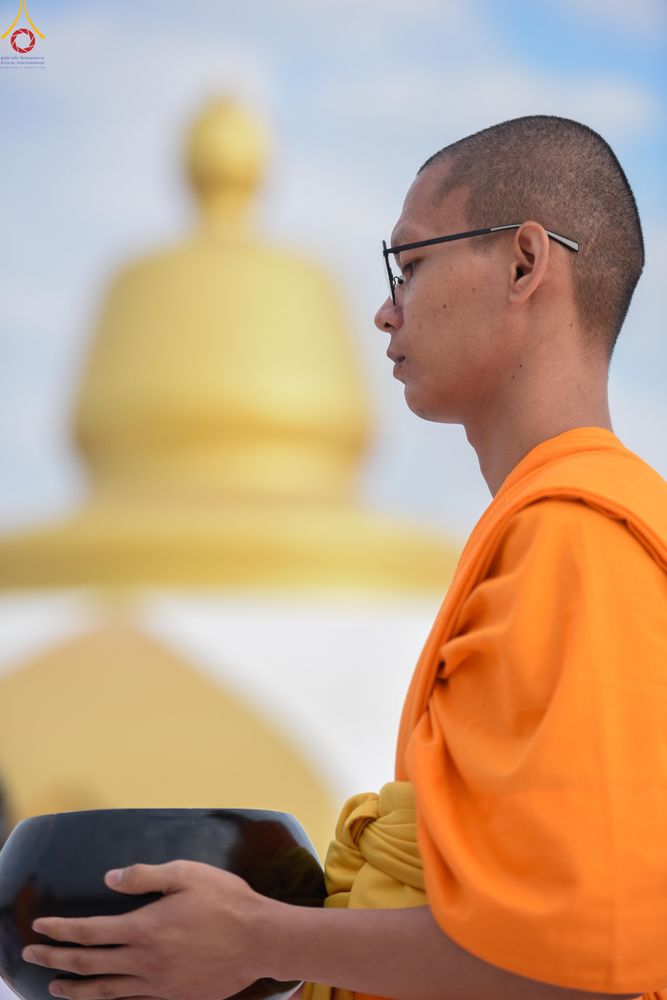 ภาพ No.302766:วันที่ 24 มกราคม พ.ศ. 2569 พิธีตักบาตรพระธรรมยาตรา(ภาพชุดที่ 2) ณ อนุสรณ์สถานลำดับที่ 5 สถานที่เผยแผ่วิชชาธรรมกายครั้งแรก อนุสรณ์สถานบางปลา วัดบางปลา อำเภอบางเลน จังหวัดนครปฐม ในโครงการธรรมยาตรา กตัญญูบูชา มหาปูชนียาจารย์ พระมงคลเทพมุนี(สด จนฺทสโร) พระผู