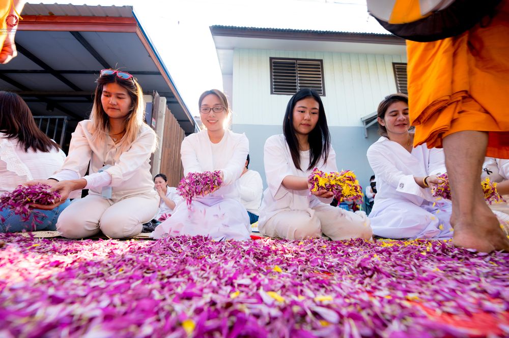 ภาพ No.295176:วันที่ 14 มกราคม พ.ศ. 2569 พิธีต้อนรับพระธรรมยาตรา อนุสรณ์สถานลำดับที่ 4  สถานที่เกิดด้วยกายธรรม ณ วัดโบสถ์บน ต.บางคูเวียง จ.นนทบุรี ในโครงการธรรมยาตรา กตัญญูบูชา มหาปูชนียาจารย์ พระมงคลเทพมุนี(สด จนฺทสโร) พระผู้ปราบมาร อนุสรณ์สถาน 7 แห่ง ปีที่ 14