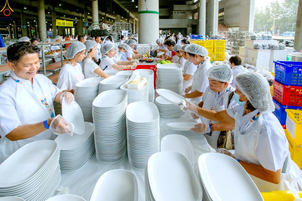 ภาพ No.325762:วันที่ 22 เมษายน พ.ศ.2569(วันคุ้มครองโลก) งานถวายมหาสังฆทาน 40,000 กว่าวัดทั่วประเทศ เจ้าหน้าที่ สาธุชน ร่วมใจจัดเตรียมภัตตาหารเพล (ชุด 2)