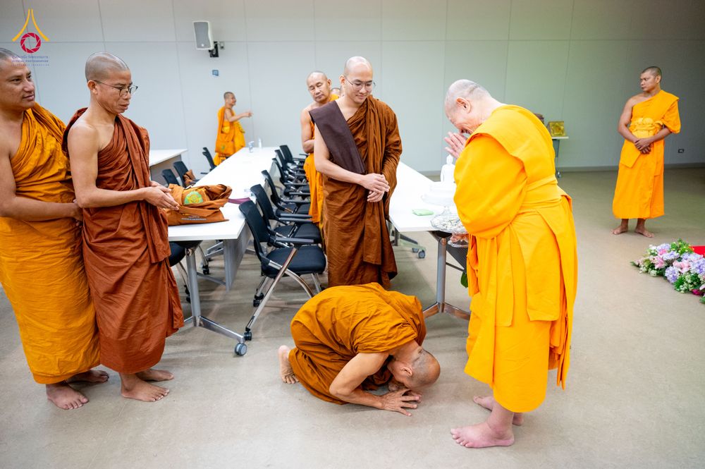 ภาพ No.323370:หลวงพ่อทัตตชีโว รองเจ้าอาวาสวัดพระธรรมกาย ถวายการต้อนรับปฏิสันถารคณะสงฆ์จากประเทศศรีลังกา