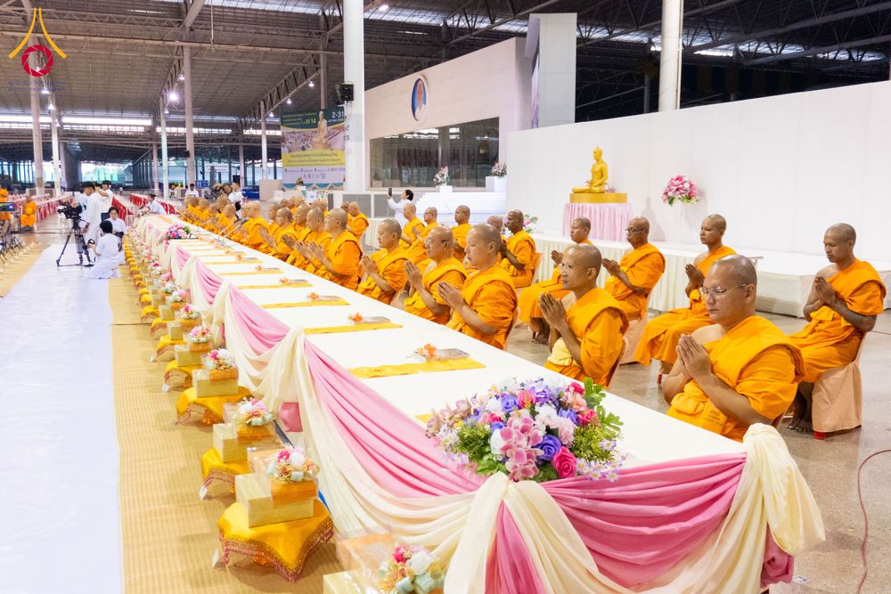 ภาพ No.279184:วันที่ 2 มกราคม พ.ศ.2569 พิธีถวายภัตตาหารเป็นสังฆทาน แด่พระธรรมยาตรา ณ วัดพระธรรมกาย ปทุมธานี ในโครงการธรรมยาตรา กตัญญูบูชา มหาปูชนียาจารย์ พระมงคลเทพมุนี(สด จนฺทสโร) พระผู้ปราบมาร อนุสรณ์สถาน 7 แห่ง ปีที่ 14