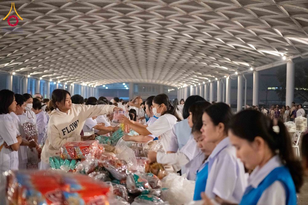 ภาพ No.308413:วันที่ 1 กุมภาพันธ์ พ.ศ. 2569 พิธีตักบาตรข้าวสารอาหารแห้ง ณ บ้านแก้วเรือนทองคุณยาย สภาธรรมกายสากล วัดพระธรรมกาย