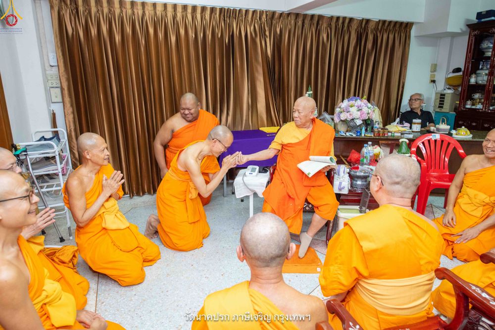 ภาพ No.342156:วันศุกร์ที่ 31 กรกฎาคม พ.ศ.2569 พระภิกษุวัดพระธรรมกาย ทำวัตรพระผู้ใหญ่เนื่องในวันเข้าพรรษา