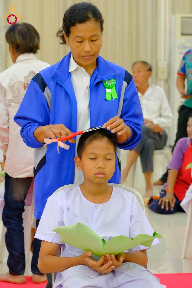 ภาพ No.319865:วันเสาร์ที่ 4 เมษายน พ.ศ.2569 พิธีตัดปอยผมและปลงผม พิธีขอขมาผู้ปกครองและมอบผ้าไตร พิธีบรรพชาและถวายบาตร ณ ศูนย์ปฏิบัติธรรมและศูนย์อบรมเยาวชนเพชรบุรี  ต.ท่าแลง อ.ท่ายาง จ.เพชรบุรี