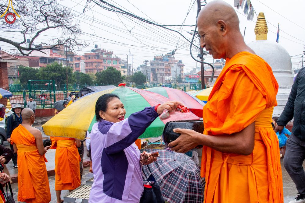 ภาพ No.317142:วันจันทร์ที่ 30 มีนาคม พ.ศ.2569 จาริกบิณฑบาตสยมภูนาทสู่พระราชวังหนุมานโดกา ประเทศเนปาล