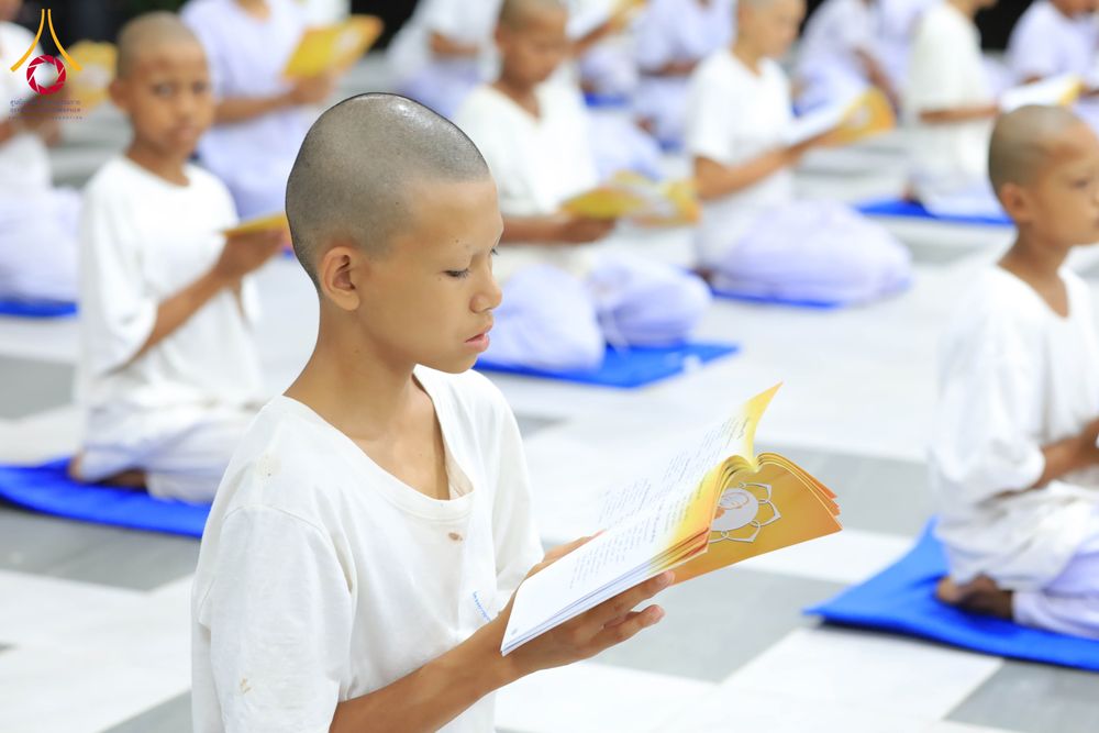 ภาพ No.319950:วันที่ 1 เมษายน พ.ศ.2569 นาคน้อยว่าที่สามเณรธรมทายาท จำนวน 98 คน  ร่วมกันสวดมนต์ทำวัตรเย็นและนั่งสมาธิ ณ ศูนย์ปฏิบัติธรรมบุรีรัมย์ จ.บุรีรัมย์