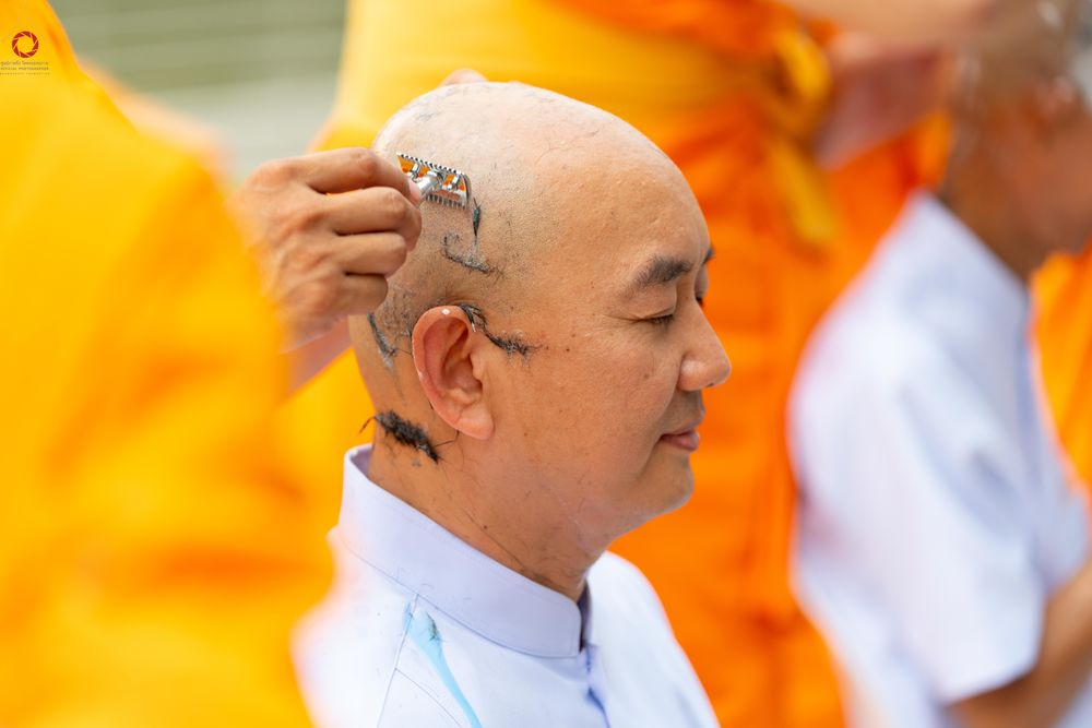 ภาพ No.330246:วันที่ 30 พฤษภาคม พ.ศ.2569 พิธีตัดปอยผมและปลงผม อุบาสกอุปสมบทอุทิศชีวิต 11 ท่าน ณ โบสถ์พระไตรปิฎก วัดพระธรรมกาย จังหวัดปทุมธานี