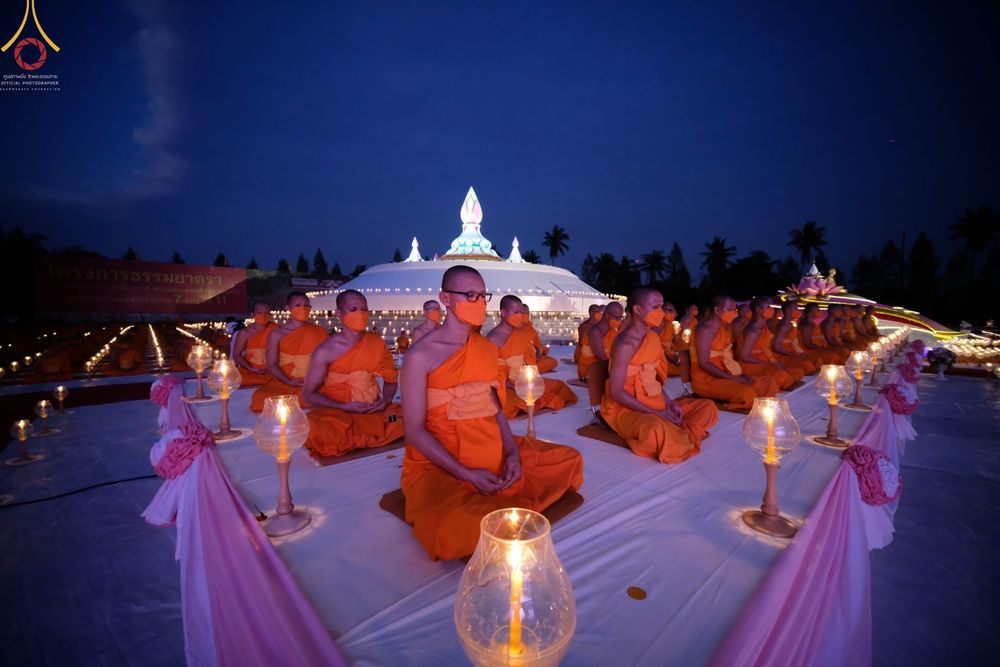 ภาพ No.70265:พิธีจุดประทีปถวายเป็นพุทธบูชา และบูชาธรรมมหาปูชนียาจารย์ ในโครงการธรรมยาตรากตัญญูบูชา มหาปูชนียาจารย์ พระมงคลเทพมุนี(สด จนฺทสโร) พระผู้ปราบมาร ปีที่ 11 ณ อนุสรณ์สถานลำดับที่ 2 สถานที่ตั้งมโนปณิธานบวชตลอดชีวิต อนุสรณ์สถานคลองบางนางแท่น อ.สามพราน จ.นครปฐม 