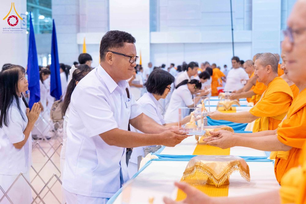 ภาพ No.338073:วันอาทิตย์ต้นเดือน 5 กรกฎาคม พ.ศ.2569 สัมมนาพิเศษ พิธีมอบพระของขวัญ ณ ห้องแก้วสารพัด1 วัดพระธรรมกาย