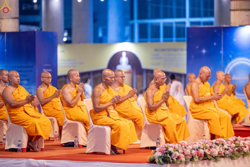 ภาพ No.280306:วันที่ 31 ธันวาคม พ.ศ.2568 -วันที่ 1 มกราคม พ.ศ.2569 พิธีฉลองชัยสวดมนต์บทธัมมจักกับปปวัตนสูตร ครบ 8,000,000,000 จบ , พิธีสวดมนต์ข้ามปี ณ วัดพระธรรมกาย