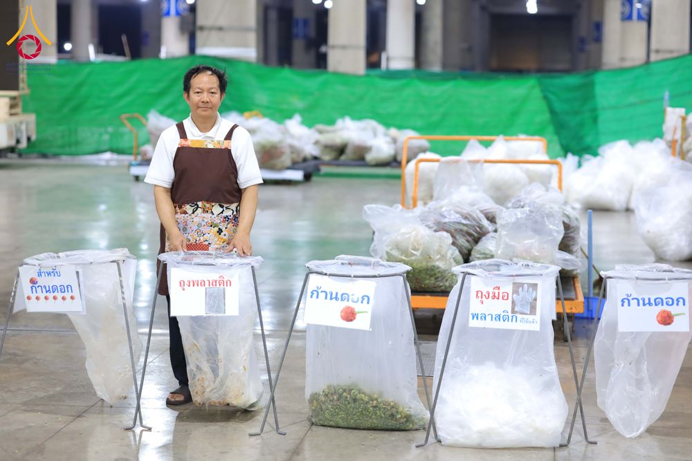 ภาพ No.303290:วันที่ 15-21 มกราคม พ.ศ.2569 ปลิดกลีบดอกเบญจทรัพย์ เพื่อโปรยต้อนรับพระธรรมยาตรา ในโครงการธรรมยาตรา กตัญญูบูชา มหาปูชนียาจารย์ พระมงคลเทพมุนี(สด จนฺทสโร) พระผู้ปราบมาร อนุสรณ์สถาน 7 แห่ง ปีที่ 14 ณ วิหารคด วัดพระธรรมกาย