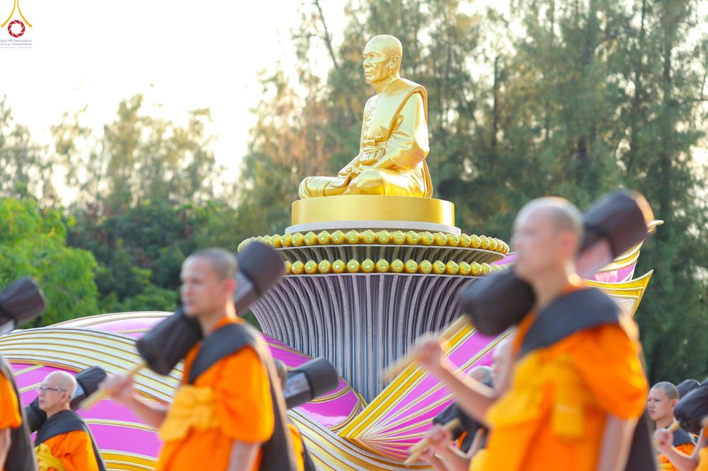 ภาพ No.281644:วันที่ 24 ธันวาคม พ.ศ.2568 พระธรรมยาตรา ปฏิบัติธรรม และถ่ายภาพหมู่ประวัติศาสตร์ ณ ลานหน้ามหาวิหารพระมงคลเทพมุนีฯ วัดพระธรรมกาย