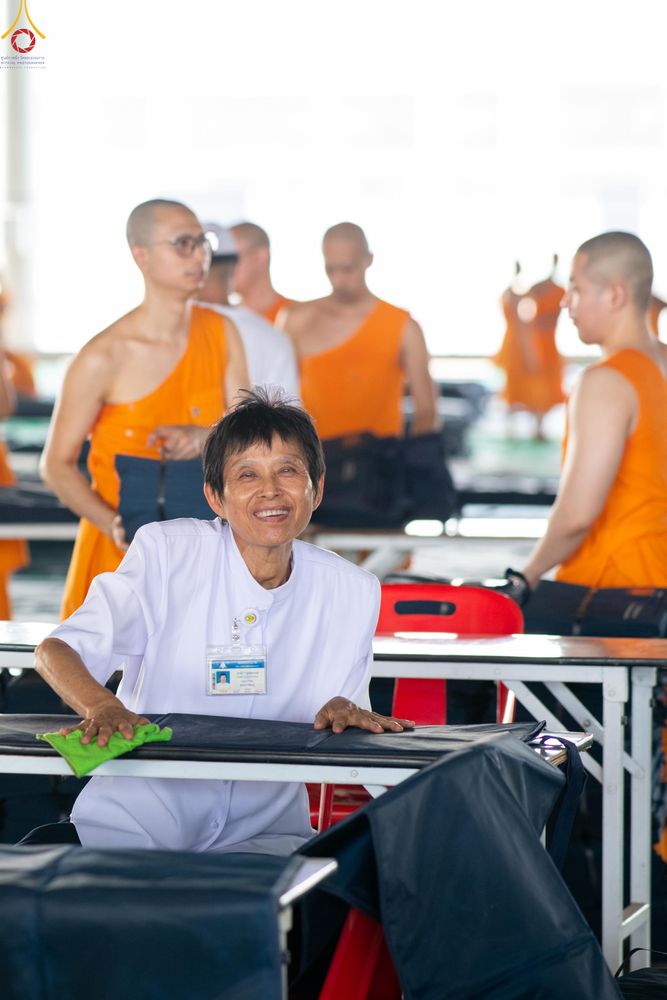 ภาพ No.322408:วันที่ 16 เมษายน พ.ศ.2569 การจัดเตรียมเบาะรองนอน เช็ดทำความสะอาด  เพื่องานถวายมหาสังฆทาน 40,000 กว่าวัดทั่วประเทศ วันคุ้มครองโลก 22 เมษายน พ.ศ.2569 วัดพระธรรมกาย