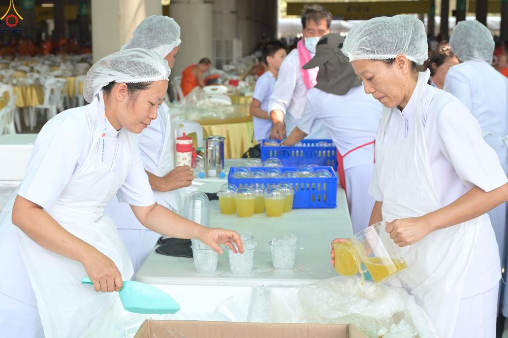 ภาพ No.323709:วันที่ 22 เมษายน พ.ศ.2569(วันคุ้มครองโลก) งานถวายมหาสังฆทาน 40,000 กว่าวัดทั่วประเทศ คณะสงฆ์ฉันภัตตาหารเพล