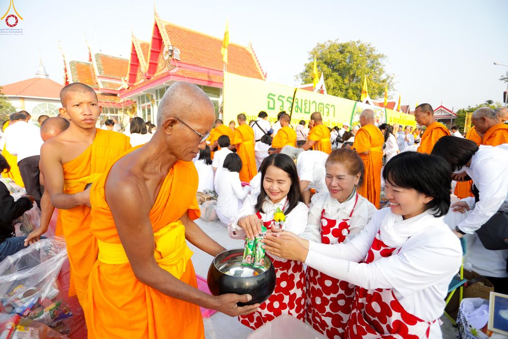 ภาพ No.294515:วันที่ 14 มกราคม พ.ศ. 2569 พิธีตักบาตรพระธรรมยาตรา ณ วัดสองพี่น้อง ต.ต้นตาล อ.สองพี่น้อง จ.สุพรรณบุรี ในโครงการธรรมยาตรา กตัญญูบูชา มหาปูชนียาจารย์ พระมงคลเทพมุนี(สด จนฺทสโร) พระผู้ปราบมาร อนุสรณ์สถาน 7 แห่ง ปีที่ 14