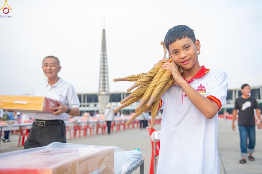 ภาพ No.322571:วันที่ 17 เมษายน พ.ศ.2569 การเรียงกล่องไทยธรรม เรียงน้ำดื่ม เรียงร่ม ณ ลานธรรมพระมหาธรรมกายเจดีย์ เพื่องานถวายมหาสังฆทาน 40,000 กว่าวัดทั่วประเทศ วันคุ้มครองโลก 22 เมษายน พ.ศ.2569 วัดพระธรรมกาย