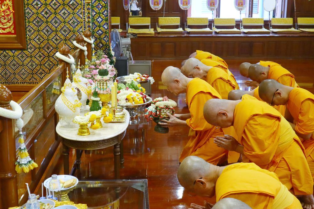 ภาพ No.286263:วันที่ 12 กรกฎาคม พศ.2568 (แรม 2 ค่ำ เดือน 8) พระภิกษุวัดพระธรรมกาย ทำวัตรพระผู้ใหญ่ เนื่องในวันเข้าพรรษา