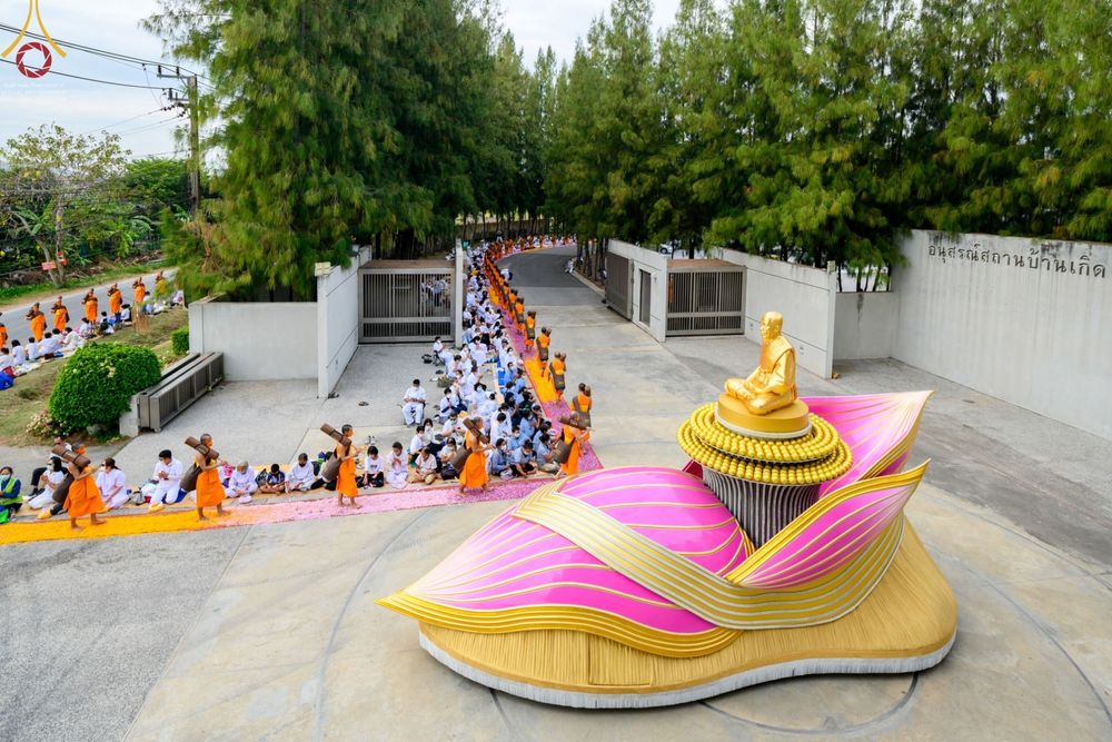 ภาพ No.68900:พิธีต้อนรับพระธรรมยาตรา ในโครงการธรรมยาตรากตัญญูบูชา มหาปูชนียาจารย์ พระมงคลเทพมุนี(สด จนฺทสโร) พระผู้ปราบมาร อนุสรณ์สถาน 7 แห่ง ปีที่ 11 วันที่ 3 มกราคม พ.ศ. 2566 ณ อนุสรณ์สถานมหาวิหารพระมงคลเทพมุนี จ.สุพรรณบุรี