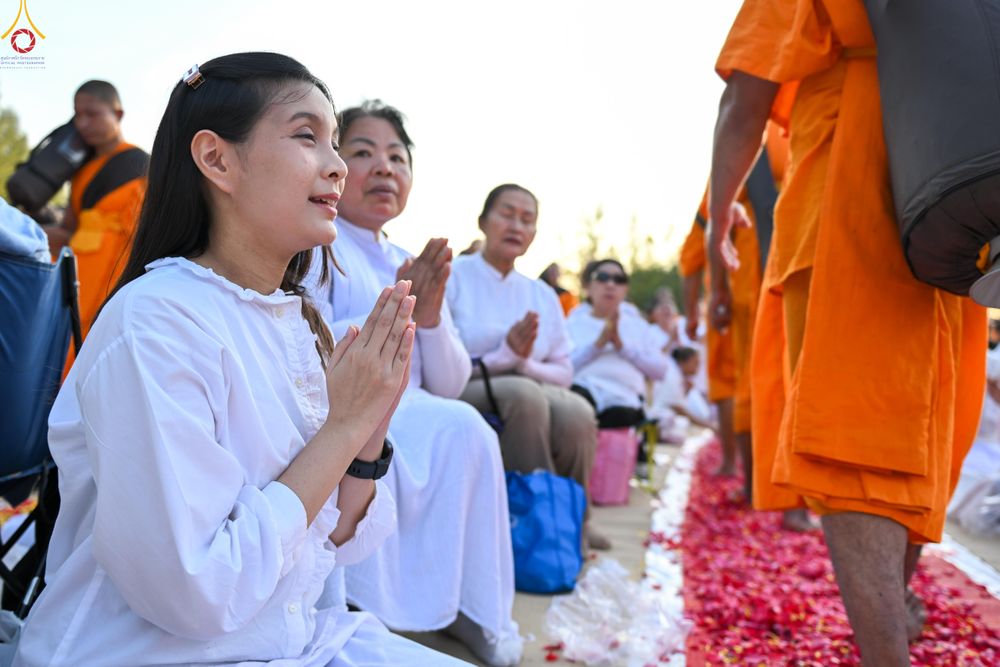 ภาพ No.290536:วันที่ 7 มกราคม พ.ศ. 2569 พิธีต้อนรับพระธรรมยาตรา ณ อนุสรณ์สถานลำดับที่ 2  สถานที่ตั้งมโนปณิธานบวชตลอดชีวิต อนุสรณ์สถานคลองบางนางแท่น (ภาพชุดที่ 2) อ.สามพราน จ.นครปฐม ในโครงการธรรมยาตรา กตัญญูบูชา มหาปูชนียาจารย์ พระมงคลเทพมุนี(สด จนฺทสโร) พระผู้ปราบมาร 