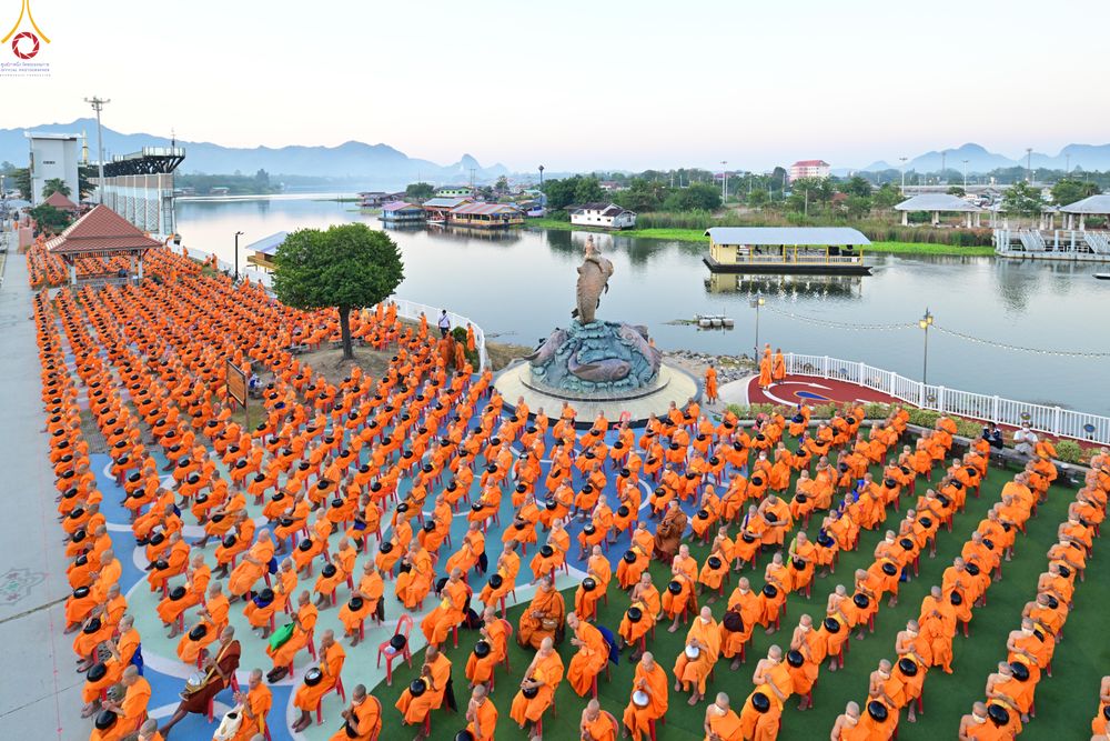 ภาพ No.284155:วันเสาร์ที่ 20 ธันวาคม พ.ศ.2568  พิธีตักบาตรพระ 10,000 รูป เนื่องในโอกาส 194 ปี จังหวัดกาญจนบุรี และอุทิศส่วนกุศลให้แด่บรรพชนทั้งหลาย บริเวณถนนสองแคว (Skywalk) เมืองกาญจนบุรี