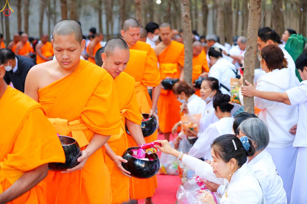 ภาพ No.289401:วันที่ 7 มกราคม พ.ศ. 2569 พิธีตักบาตรพระธรรมยาตรา ณ อนุสรณ์สถานลำดับที่ 1 สถานที่เกิดด้วยรูปกายเนื้อ อนุสรณ์สถานมหาวิหารพระมงคลเทพมุนี (โลตัสแลนด์) อ.สองพี่น้อง จ.สุพรรณบุรี ในโครงการธรรมยาตรา กตัญญูบูชา มหาปูชนียาจารย์ พระมงคลเทพมุนี(สด จนฺทสโร) พระผู้ป