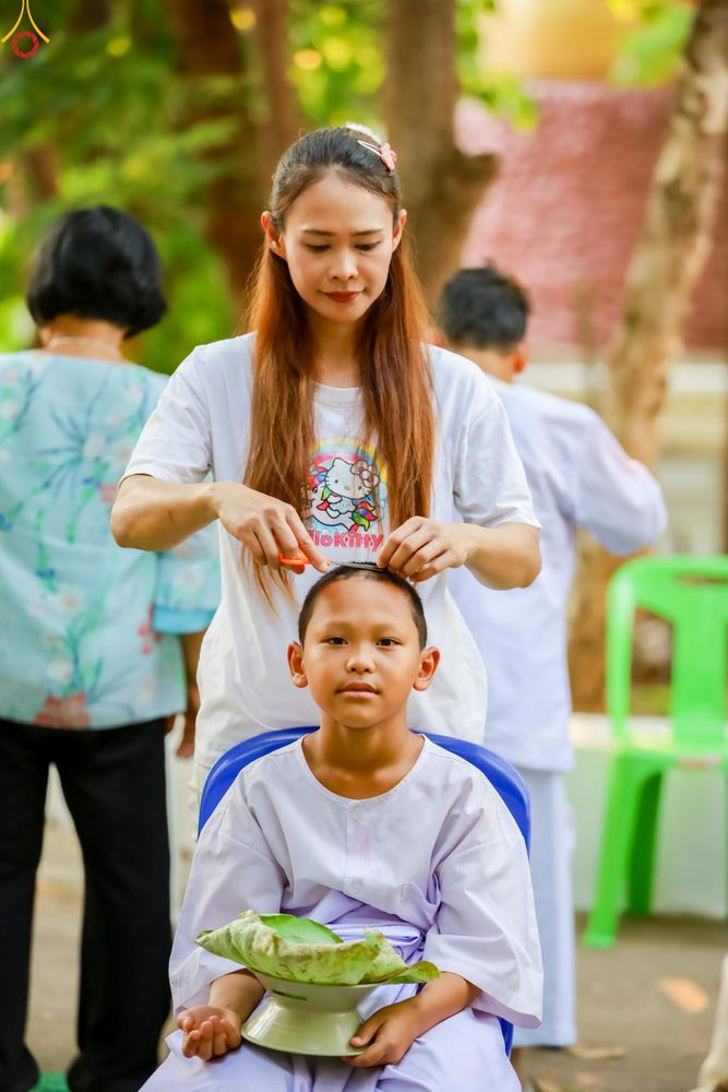 ภาพ No.317950:วันพฤหัสบดีที่ 2 เมษายน พ.ศ.2569 พิธีปลงผม , พิธีขอขมามอบบาตรและผ้าไตร , พิธีบรรพชาสามเณร จำนวน 28 รูป   ณ วัดโซกเป็ดอภิญญาโณ ต.เมืองเก่า อ.เมือง จ.สุโขทัย