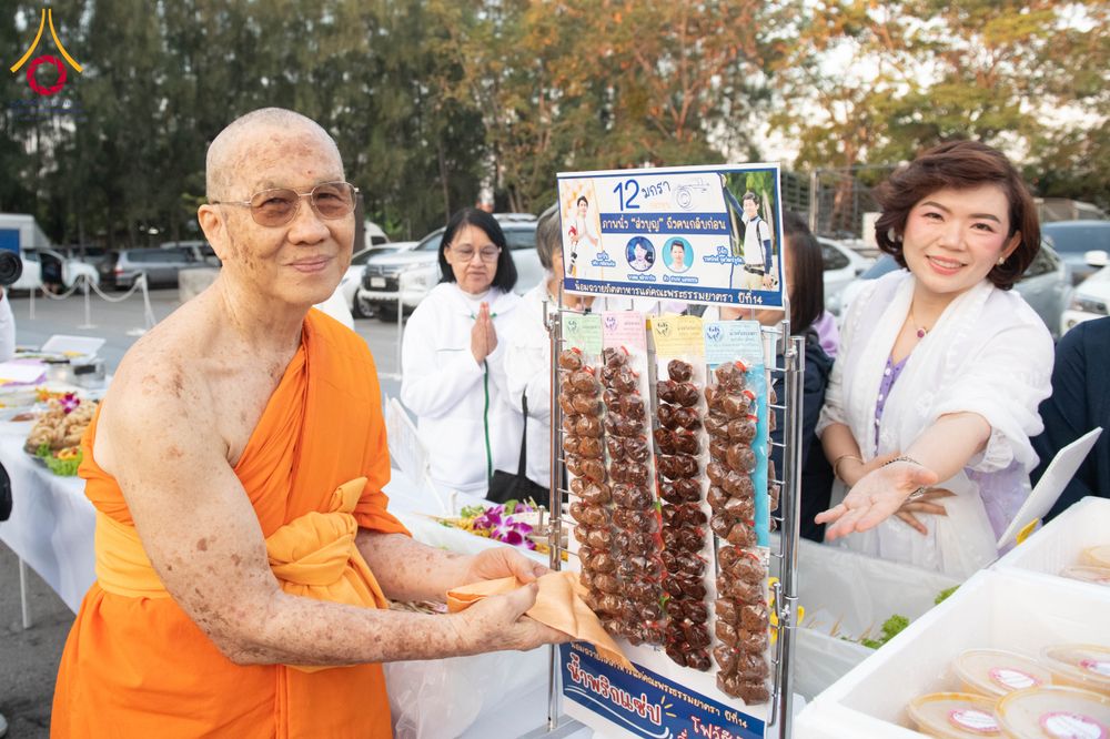 ภาพ No.292613:วันที่ 12 มกราคม พ.ศ. 2569 พิธีถวายภัตตาหารเป็นสังฆทาน แด่พระธรรมยาตรา ณ อนุสรณ์สถานมหาวิหารพระมงคลเทพมุนี (โลตัสแลนด์) อ.สองพี่น้อง จ.สุพรรณบุรี ในโครงการธรรมยาตรา กตัญญูบูชา มหาปูชนียาจารย์ พระมงคลเทพมุนี(สด จนฺทสโร) พระผู้ปราบมาร อนุสรณ์สถาน 7 แห่ง ปี