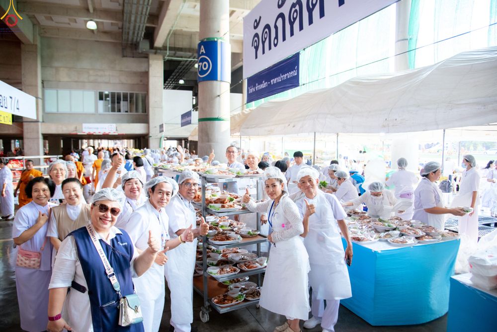 ภาพ No.325694:วันที่ 22 เมษายน พ.ศ.2569(วันคุ้มครองโลก) งานถวายมหาสังฆทาน 40,000 กว่าวัดทั่วประเทศ เจ้าหน้าที่ สาธุชน ร่วมใจจัดเตรียมภัตตาหารเพล (ชุด 2)