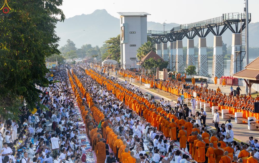 ภาพ No.282696:วันเสาร์ที่ 20 ธันวาคม พ.ศ.2568 พิธีตักบาตรพระ 10,000 รูป (ชุด 2) เนื่องในโอกาส 194 ปี จังหวัดกาญจนบุรี และอุทิศส่วนกุศลให้แด่บรรพชนทั้งหลาย บริเวณถนนสองแคว (Skywalk) เมืองกาญจนบุรี