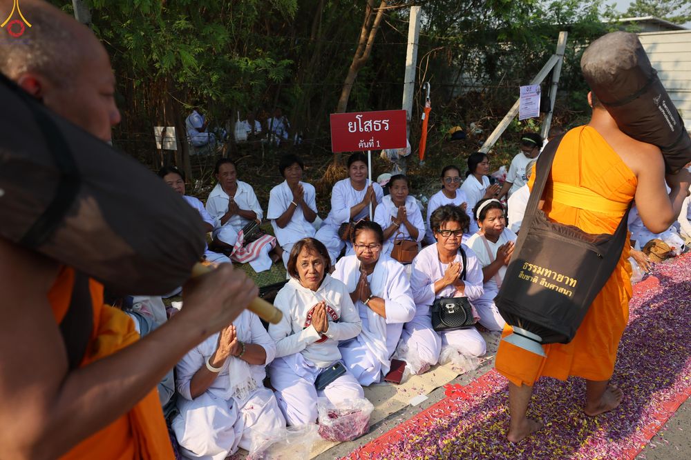 ภาพ No.295159:วันที่ 14 มกราคม พ.ศ. 2569 พิธีต้อนรับพระธรรมยาตรา อนุสรณ์สถานลำดับที่ 4  สถานที่เกิดด้วยกายธรรม ณ วัดโบสถ์บน ต.บางคูเวียง จ.นนทบุรี ในโครงการธรรมยาตรา กตัญญูบูชา มหาปูชนียาจารย์ พระมงคลเทพมุนี(สด จนฺทสโร) พระผู้ปราบมาร อนุสรณ์สถาน 7 แห่ง ปีที่ 14