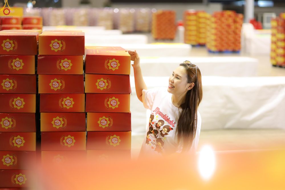 ภาพ No.322067:วันที่ 12 -13 เมษายน พ.ศ.2569 การเตรียมกล่องไทยธรรม + การขนย้ายเก้าอี้ เพื่องานถวายมหาสังฆทาน 40,000 กว่าวัดทั่วประเทศ วันคุ้มครองโลก 22 เมษายน พ.ศ.2569 วัดพระธรรมกาย