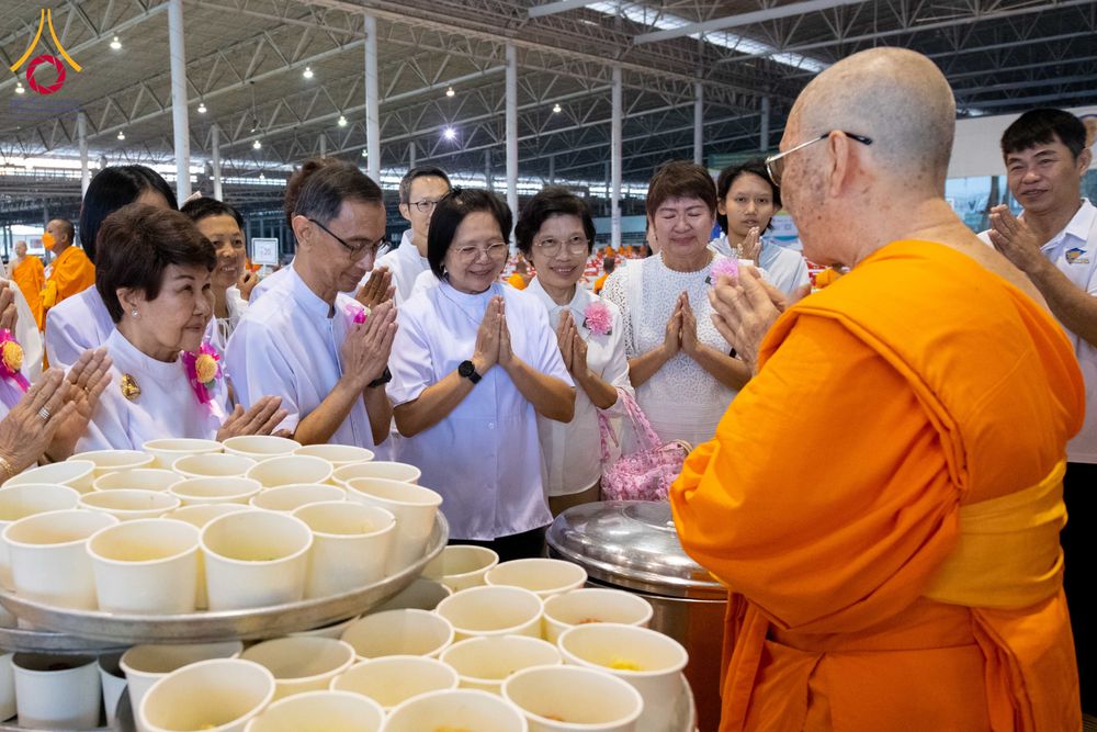 ภาพ No.303127:วันที่ 26 มกราคม พ.ศ. 2569 พิธีถวายภัตตาหารเป็นสังฆทาน แด่พระธรรมยาตรา ณ วัดพระธรรมกาย  จังหวัดปทุมธานี ในโครงการธรรมยาตรา กตัญญูบูชา มหาปูชนียาจารย์ พระมงคลเทพมุนี(สด จนฺทสโร) พระผู้ปราบมาร อนุสรณ์สถาน 7 แห่ง ปีที่ 14