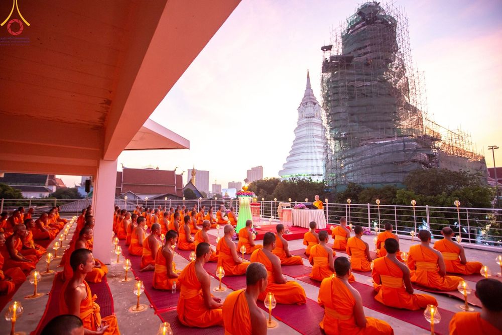 ภาพ No.201679:พิธีจุดประทีปถวายเป็นพุทธบูชา และบูชาธรรมมหาปูชนียาจารย์ ณ อาคารธรรมยาตรา กตัญญูบูชามหาปูชนียาจารย์ ตรงข้ามวัดปากน้ำภาษีเจริญ จ.กรุงเทพมหานคร ในโครงการธรรมยาตรา กตัญญูบูชา มหาปูชนียาจารย์ พระมงคลเทพมุนี(สด จนฺทสโร) พระผู้ปราบมาร อนุสรณ์สถาน 7 แห่ง