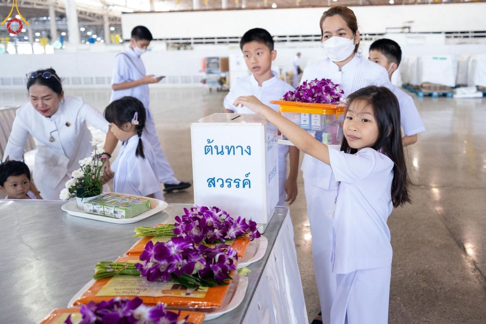 ภาพ No.159038:พิธีตักบาตร ในวันอาทิตย์ต้นเดือน วันที่ 6 ตุลาคม พ.ศ. 2567 ณ สภาธรรมกายสากล วัดพระธรรมกาย