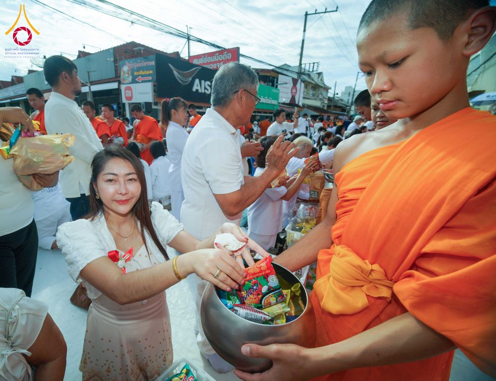 ภาพ No.336901:วันเสาร์ที่ 27 มิถุนายน 2569 พิธีตักบาตรพระ 1,345 รูป  ณ ข่วงสันกำแพง อำเภอสันกำแพง จังหวัดเชียงใหม่