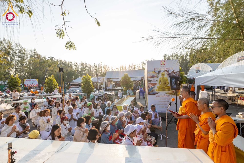 ภาพ No.292706:วันที่ 12 มกราคม พ.ศ. 2569 พิธีถวายภัตตาหารเป็นสังฆทาน แด่พระธรรมยาตรา ณ อนุสรณ์สถานมหาวิหารพระมงคลเทพมุนี (โลตัสแลนด์) อ.สองพี่น้อง จ.สุพรรณบุรี ในโครงการธรรมยาตรา กตัญญูบูชา มหาปูชนียาจารย์ พระมงคลเทพมุนี(สด จนฺทสโร) พระผู้ปราบมาร อนุสรณ์สถาน 7 แห่ง ปี