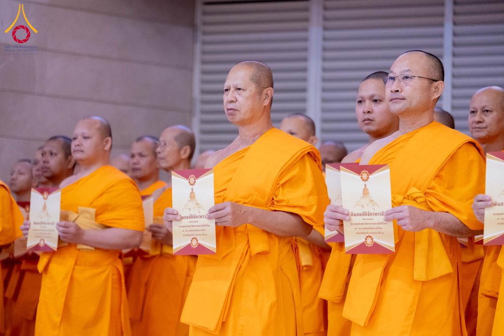 ภาพ No.284866:วันอาทิตย์ที่ 14 ธันวาคม พ.ศ.2568  พิธีปฏิบัติธรรม พิธีถวายภัตตาหารเป็นสังฆทาน พิธีมอบต้นสมบัติจักรพรรดิ ถวายแด่เจ้าอาวาสและประธานสงฆ์ 236 ศูนย์ส่งเสริมศีลธรรมทั่วโลก ณ สภาธรรมกายสากล วัดพระธรรมกาย