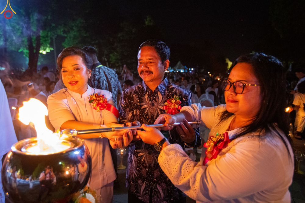 ภาพ No.82047:พิธีจุดวิสาขประทีป 22,000 ดวงและโคมลอย 3,000 ดวง ( Festival  lampion Vesak Indonesia) ณ มหาเจดียบรมพุทโธ อินโดนีเซีย  วันอาทิตย์ที่ 4 มิ.ย. พ.ศ.2566