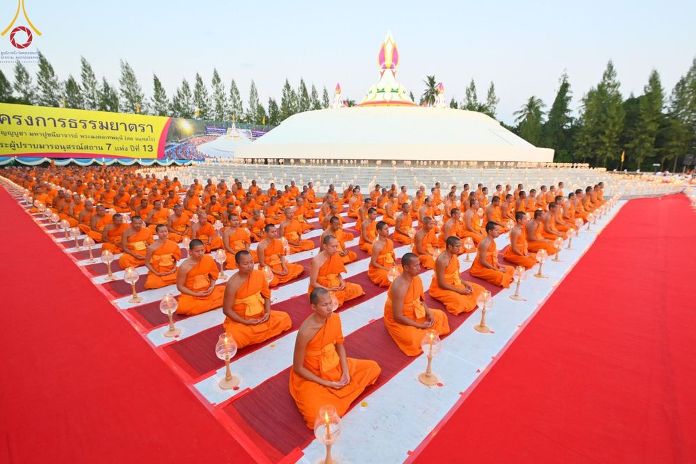 ภาพ No.192751:พิธีจุดประทีปถวายเป็นพุทธบูชา และบูชาธรรมมหาปูชนียาจารย์ ณ อนุสรณ์สถานคลองบางนางแท่น อ.สามพราน จ.นครปฐม ในโครงการธรรมยาตรา กตัญญูบูชา มหาปูชนียาจารย์ พระมงคลเทพมุนี(สด จนฺทสโร) พระผู้ปราบมาร อนุสรณ์สถาน 7 แห่ง ปีที่ 13 วันที่ 10 มกราคม พ.ศ. 2568